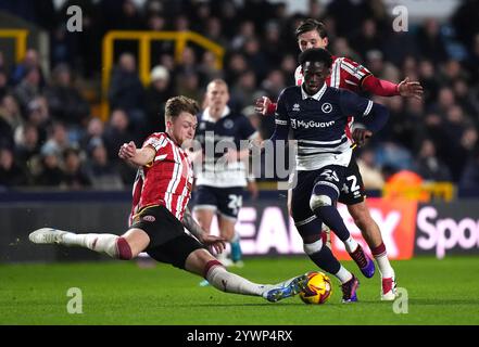 Harry Souttar von Sheffield United stellt Millwall Romain Esse beim Sky Bet Championship-Spiel im den, London heraus. Bilddatum: Mittwoch, 11. Dezember 2024. Stockfoto