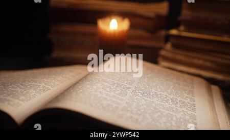 Geöffnetes Altes Papierbuch, Antike Schriften. Literatur, Publikation, Bildung Stockfoto