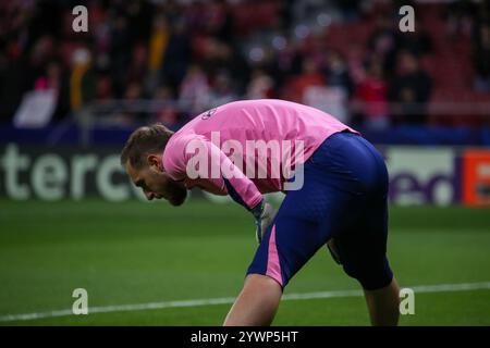 Madrid, Spanien, 11. Dezember 2024: Atletico Madrids Torhüter Jan Oblak (13) streckt sich während des Spiels der 6. Runde der UEFA Champions League 2024-25 zwischen Atletico Madrid und Slovan Bratislava am 11. Dezember 2024 im Riyadh Air Metropolitano Stadium in Madrid. Quelle: Alberto Brevers / Alamy Live News. Stockfoto