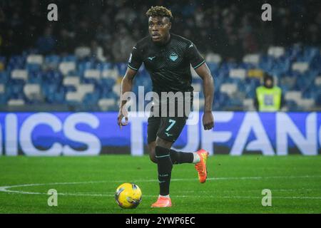 Neapel, Italie. Dezember 2024. Fisayo DELE-BASHIRU von Latium Rom während des italienischen Meisterschaftsspiels Serie A zwischen SSC Napoli und SS Lazio am 8. Dezember 2024 im Diego Armando Maradona Stadion in Neapel, Italien - Foto Matthieu Mirville (Agostino Gemito)/DPPI Credit: DPPI Media/Alamy Live News Stockfoto