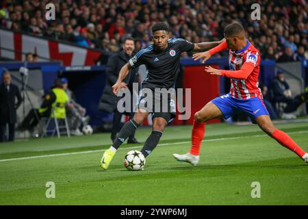 Madrid, Spanien, 11. Dezember 2024: Cesar Blackman von Slovan Bratislava (28, L) versucht, Samuel Lino (12, R) während des Spiels der 6. Runde der UEFA Champions League 2024-25 zwischen Atletico de Madrid und Slovan Bratislava am 11. Dezember 2024 im Riyadh Air Metropolitano Stadium in Madrid zu entkommen. Quelle: Alberto Brevers / Alamy Live News. Stockfoto