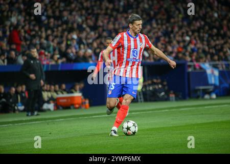 Madrid, Spanien, 11. Dezember 2024: Clément Lenglet (15) von Atletico Madrid mit dem Ball während des 6. Runde-6-Spiels der UEFA Champions League 2024-25 zwischen Atletico Madrid und Slovan Bratislava am 11. Dezember 2024 im Riyadh Air Metropolitano Stadion in Madrid, Spanien. Quelle: Alberto Brevers / Alamy Live News. Stockfoto