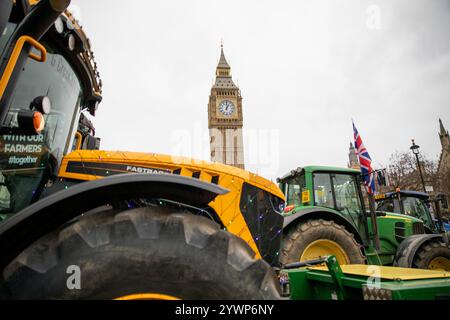 Zwei Traktoren fahren während der Vorführung an Big Ben vorbei. Die Bauern und ihre Unterstützer hielten in Zentral-London eine zweite Demonstration gegen die jüngsten Änderungen der Steuergesetze durch die britische Regierung ab. Mehr als 100 Traktoren blockierten Straßen um Westminster, was zu Verzögerungen und Verkehrsstaus führte. Während des ersten Budgets der Labours in 14 Jahren kündigte Bundeskanzlerin Rachel Reeves an, dass Landwirte bei der Zahlung der Erbschaftssteuer keine Steuerbefreiungen mehr zahlen würden. Die Landwirte sind der Ansicht, dass die bevorstehende Änderung nun dazu führt, dass die Eigentümer kleiner und mittlerer Betriebe künftig mit einer höheren Steuerschuld konfrontiert werden. Stockfoto