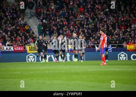 Madrid, Spanien, 11. Dezember 2024: Die Spieler von Slavan Bratislava feiern das Eröffnungstor beim Spiel der UEFA Champions League Runde 6 2024-25 zwischen Atletico de Madrid und Slovan Bratislava am 11. Dezember 2024 im Riyadh Air Metropolitano Stadium in Madrid. Quelle: Alberto Brevers / Alamy Live News. Stockfoto