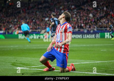 Madrid, Spanien, 11. Dezember 2024: Atletico Madrids Spieler Julián Álvarez (19) bedauert einen Fehler beim 2024-25 Spiel der UEFA Champions League Runde 6 am 11. Dezember 2024 zwischen Atletico Madrid und Slovan Bratislava im Riyadh Air Metropolitano Stadium in Madrid. Quelle: Alberto Brevers / Alamy Live News. Stockfoto