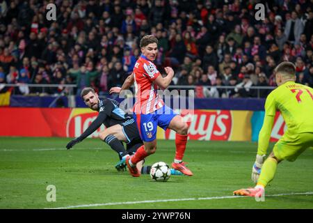 Madrid, Spanien, 11. Dezember 2024: Atletico Madrids Spieler Julián Álvarez (19) schießt beim Spiel der UEFA Champions League 2024-25 Runde 6 zwischen Atletico Madrid und Slovan Bratislava am 11. Dezember 2024 im Riyadh Air Metropolitano Stadion in Madrid, Spanien, ins Tor. Quelle: Alberto Brevers / Alamy Live News. Stockfoto