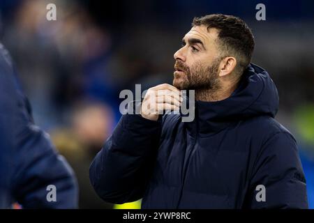 Cardiff, Großbritannien. Dezember 2024. Cardiff City Manager Ömer Riza schaut zu. EFL Skybet Championship Match, Cardiff City gegen Preston NE im Cardiff City Stadium in Cardiff, Wales am Mittwoch, 11. Dezember 2024. Dieses Bild darf nur für redaktionelle Zwecke verwendet werden. Nur redaktionelle Verwendung, Bild von Lewis Mitchell/Andrew Orchard Sportfotografie/Alamy Live News Credit: Andrew Orchard Sportfotografie/Alamy Live News Stockfoto