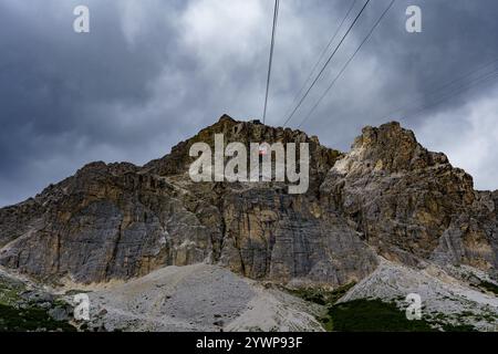 Blick auf eine steile Seilbahn in den italienischen Dolomiten, die zum Gipfel führt Stockfoto