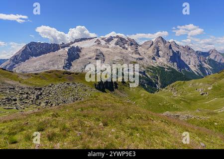 Blick auf den Berg Marmolada in Italien, bedeckt mit Schnee und Gletschern Stockfoto