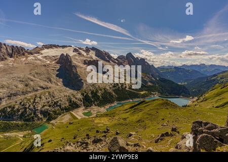 Blick auf den Berg Marmolada in Italien, bedeckt mit Schnee und Gletschern Stockfoto