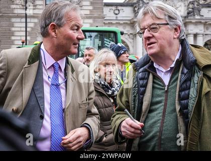 London, Großbritannien. Dezember 2024. Rupert Lowe, Abgeordneter, Abgeordneter der Reformpartei und ehemaliger Vorsitzender des FC Southampton, und ein Kollege nehmen Teil. Heute findet in Whitehall und am Parliament Square ein großangelegter Protest britischer Bauern als Reaktion auf die Änderungen der landwirtschaftlichen Erbschaftssteuer statt. Schätzungsweise 20 km wurden unterstützt und beteiligt, während mehrere hundert Landwirte ihre Traktoren aus Whitehall und Westminster zu einem Traktor-cade gebracht haben. Quelle: Imageplotter/Alamy Live News Stockfoto