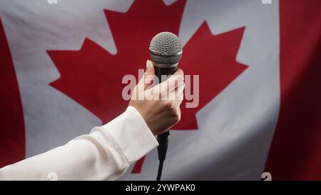 Fernsehmoderatorin Mit Mikrofon, Mike Oder Mikrofon In Der Hand Auf Kanadier Stockfoto