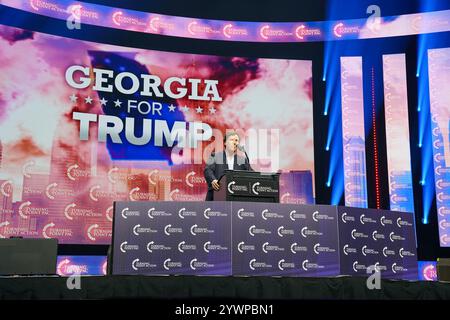 Tucker Carlson spricht am 23. Oktober 2024 in Duluth, Georgia, USA, auf der Bühne der Gas South Arena. (Foto: Julia Beverly/Alamy Live News) Stockfoto