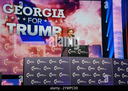 Tucker Carlson spricht am 23. Oktober 2024 in Duluth, Georgia, USA, auf der Bühne der Gas South Arena. (Foto: Julia Beverly/Alamy Live News) Stockfoto