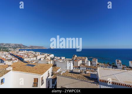 Blick auf die roten Ziegeldächer der Stadt mit dem Meer im Hintergrund Stockfoto