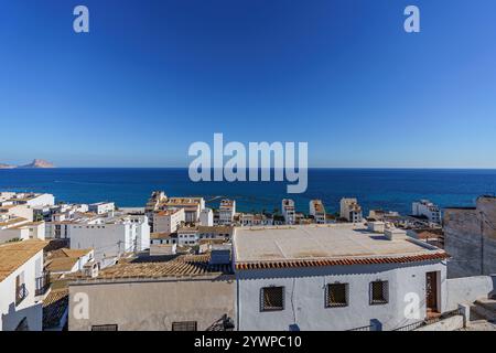 Blick auf die roten Ziegeldächer der Stadt mit dem Meer im Hintergrund Stockfoto