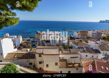 Blick auf die roten Ziegeldächer der Stadt mit dem Meer im Hintergrund Stockfoto