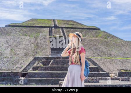 Weibliche Touristin, die Teotihuacan, Mexiko, erkundet. Kulturelles Erbe, antike Ruinen und archäologisches Abenteuerkonzept Stockfoto