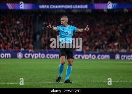 Lissabon, Portugal . Dezember 2024. Lissabon, Portugal, 11. Dezember 2024: Schiedsrichter Radu Petrescu in Aktion während des Fußballspiels der UEFA Champions League zwischen SL Benfica und Bologna in Estadio da Luz, Lissabon am 11. Dezember 2024 (João Bravo /SPP) Credit: SPP Sport Press Photo. /Alamy Live News Stockfoto