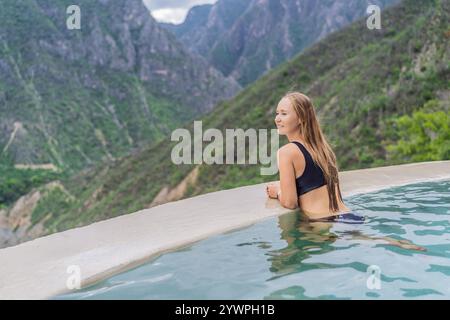 Weibliche Touristen in den heißen Quellen von Grutas Tolantongo, Mexiko. Abenteuer, Entspannung und natürliches Wellness-Konzept Stockfoto
