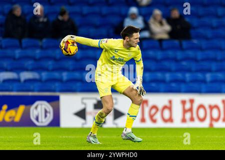 Cardiff, Großbritannien. Dezember 2024. Preston North End Torhüter Freddie Woodman in Aktion. EFL Skybet Championship Match, Cardiff City gegen Preston NE im Cardiff City Stadium in Cardiff, Wales am Mittwoch, 11. Dezember 2024. Dieses Bild darf nur für redaktionelle Zwecke verwendet werden. Nur redaktionelle Verwendung, Bild von Lewis Mitchell/Andrew Orchard Sportfotografie/Alamy Live News Credit: Andrew Orchard Sportfotografie/Alamy Live News Stockfoto