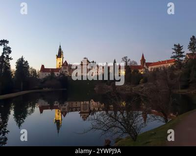 Die abendliche Winterlandschaft ohne Schnee von Schloss Pruhonice und dem Podzamecky-Teich im Pruhonice-Park am Stadtrand von Prag, Tschechische Republik, Novem Stockfoto