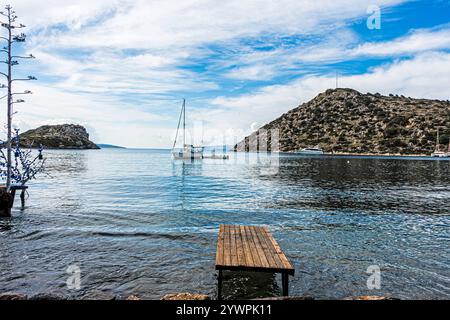 Ein Segelboot vor dem Strand in Gumusluk, in der Nähe von Bodrum, Turkiye Stockfoto