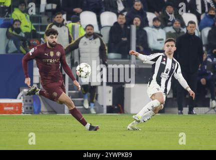 Turin, Italien. Dezember 2024. Josko Gvardiol von Manchester City und Francisco Conceicao von Juventus FC während der UEFA Champions League 2024/25, dem Fußballspiel zwischen Juventus FC und Manchester City, am 11. Dezember 2024 im Allianz Stadium Turin Italien. Foto Nderim Kaceli Credit: Unabhängige Fotoagentur/Alamy Live News Stockfoto