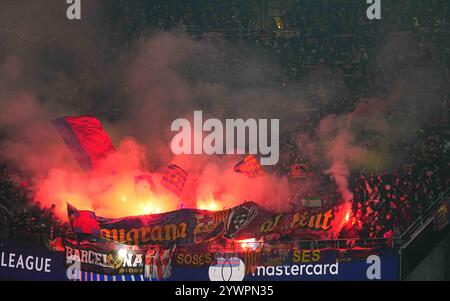 Signal Luna Park, Dortmund, Deutschland. Dezember 2024. FC Barcelona Fans während eines Spiels der 6. Champions League, BVB Dortmund gegen FC Barcelona, im Signal Luna Park, Dortmund, Deutschland. Ulrik Pedersen/CSM/Alamy Live News Stockfoto