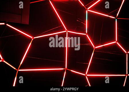 Moderne geometrische leuchtende Formen auf dunklem Hintergrund im Innenraum. Stromeinsparungen Stockfoto