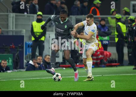 Mailand, Italien. Dezember 2024. Champions League, Tag 6, Stadio Giuseppe Meazza, Mailand, Mailand - Stella Rossa, auf dem Foto: Leao und Mimovic während des AC Mailand vs. FK Crvena Zvezda, UEFA Champions League Fußballspiel in Mailand, Italien, 11. Dezember 2024 Credit: Independent Photo Agency/Alamy Live News Stockfoto