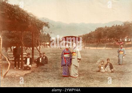 Wunderschönes Foto von zwei Geishas, die im Kobe Park, Japan, zu Beginn des 20. Jahrhunderts posierten Stockfoto