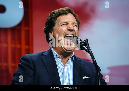 Tucker Carlson spricht am 23. Oktober 2024 in Duluth, Georgia, USA, auf der Bühne der Gas South Arena. (Foto: Julia Beverly/Alamy Live News) Stockfoto