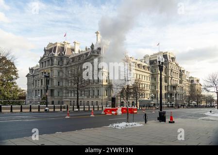 Dampfaufgang vor dem historischen Eisenhower Executive Office Building an einem Wintertag in Washington, D.C. Stockfoto