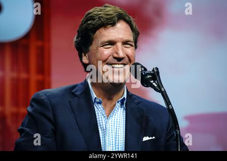 Tucker Carlson spricht am 23. Oktober 2024 in Duluth, Georgia, USA, auf der Bühne der Gas South Arena. (Foto: Julia Beverly/Alamy Live News) Stockfoto