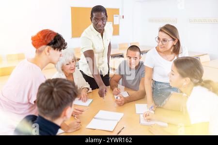 Gruppe von Personen, die an einem Sprachkurs teilnehmen Stockfoto