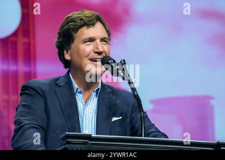 Tucker Carlson spricht am 23. Oktober 2024 in Duluth, Georgia, USA, auf der Bühne der Gas South Arena. (Foto: Julia Beverly/Alamy Live News) Stockfoto