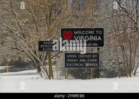 Ein schneebedeckter Blick auf die Straße auf das legendäre „Welcome to Virginia“-Schild mit dem Slogan „Virginia is for Lovers“. Stockfoto