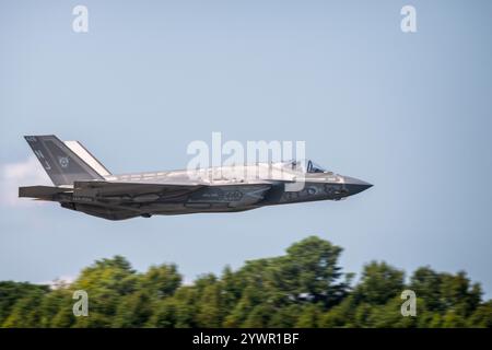 Ein F-35 Lightning II-Jet des United States Marine Corps im Flug, der seine fortschrittlichen Tarnung- und Multifunktionskampffähigkeiten demonstriert. Stockfoto