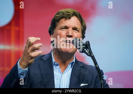 Tucker Carlson spricht am 23. Oktober 2024 in Duluth, Georgia, USA, auf der Bühne der Gas South Arena. (Foto: Julia Beverly/Alamy Live News) Stockfoto