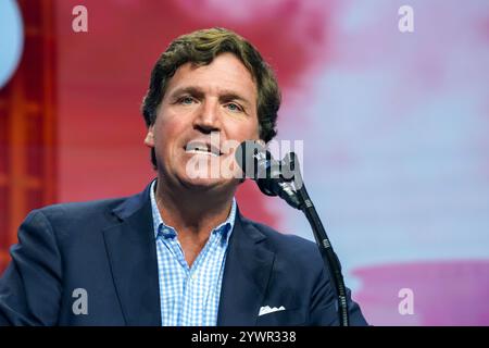 Tucker Carlson spricht am 23. Oktober 2024 in Duluth, Georgia, USA, auf der Bühne der Gas South Arena. (Foto: Julia Beverly/Alamy Live News) Stockfoto