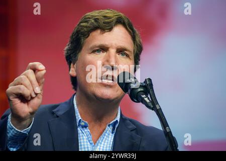 Tucker Carlson spricht am 23. Oktober 2024 in Duluth, Georgia, USA, auf der Bühne der Gas South Arena. (Foto: Julia Beverly/Alamy Live News) Stockfoto