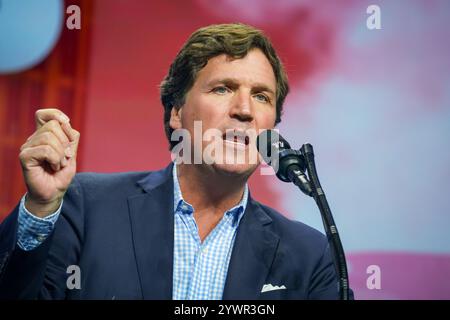 Tucker Carlson spricht am 23. Oktober 2024 in Duluth, Georgia, USA, auf der Bühne der Gas South Arena. (Foto: Julia Beverly/Alamy Live News) Stockfoto