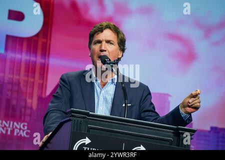 Tucker Carlson spricht am 23. Oktober 2024 in Duluth, Georgia, USA, auf der Bühne der Gas South Arena. (Foto: Julia Beverly/Alamy Live News) Stockfoto