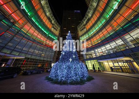 Der Weihnachtsbaum vor dem Bloomberg Tower am Beacon Court in New York, New York, Sonntag, 8. Dezember 2024. (Foto: Gordon Donovan) Stockfoto