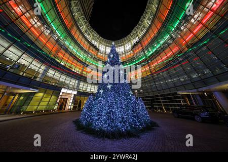 Der Weihnachtsbaum vor dem Bloomberg Tower am Beacon Court in New York, New York, Sonntag, 8. Dezember 2024. (Foto: Gordon Donovan) Stockfoto