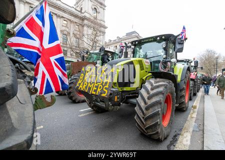 Parliament Square, London, Großbritannien – Mittwoch, 11. November 2024 Hunderte von Traktoren sind auf Westminster gefallen, als Landwirte aus ganz Großbritannien ihre Proteste gegen Regierungspolitik eskalierten, die sie als schädlich für die britische Landwirtschaft ansehen. Die von Save British Farming und Kent Fairness for Farmers organisierte Demonstration war eine direkte Reaktion auf die vorgeschlagenen Änderungen der Erbschaftssteuer für landwirtschaftliche Betriebe und den zunehmenden regulatorischen Druck auf den Agrarsektor. Der Protest soll die Aufmerksamkeit auf die finanziellen Herausforderungen lenken, die die Zukunft der britischen Familienbetriebe gefährden. Im Mittelpunkt der Kontroverse steht das Los Stockfoto