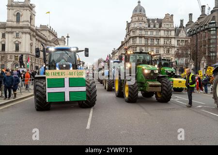Parliament Square, London, Großbritannien – Mittwoch, 11. November 2024 Hunderte von Traktoren sind auf Westminster gefallen, als Landwirte aus ganz Großbritannien ihre Proteste gegen Regierungspolitik eskalierten, die sie als schädlich für die britische Landwirtschaft ansehen. Die von Save British Farming und Kent Fairness for Farmers organisierte Demonstration war eine direkte Reaktion auf die vorgeschlagenen Änderungen der Erbschaftssteuer für landwirtschaftliche Betriebe und den zunehmenden regulatorischen Druck auf den Agrarsektor. Der Protest soll die Aufmerksamkeit auf die finanziellen Herausforderungen lenken, die die Zukunft der britischen Familienbetriebe gefährden. Stockfoto