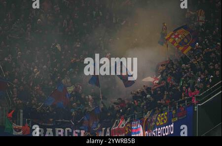 Signal Luna Park, Dortmund, Deutschland. Dezember 2024. FC Barcelona Fans während eines Spiels der 6. Champions League, BVB Dortmund gegen FC Barcelona, im Signal Luna Park, Dortmund, Deutschland. Ulrik Pedersen/CSM/Alamy Live News Stockfoto