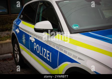 11.12.2024, Passau, DE, unterwegs in Bayern, Themenbild, Symbolbild, Verschiedene Themenbilder, im Bild Symbolbild, Blaulicht, Polizist, Polizeiauto, Einsatzfahrzeug, Rettung, Dienstauto, Blaulichtbalken, Blaulicht, Logo, Polizei, Deutsche Polizei, Dienstfahrzeug, Notrufnummer, Schriftzug, Deutsches Polizeiauto, Deutschland, *** 11 12 2024, Passau, GER, unterwegs in Bayern, Themenbild, Symbolbild, verschiedene Themenbilder, im Bild Symbolbild, Blaulicht, Polizist, Polizeiauto, Einsatzfahrzeug, Rettungsdienst, Servicefahrzeug, blaue Lichtleiste, blaues Licht, Logo, Polizei, deutsche Polizei, s Stockfoto